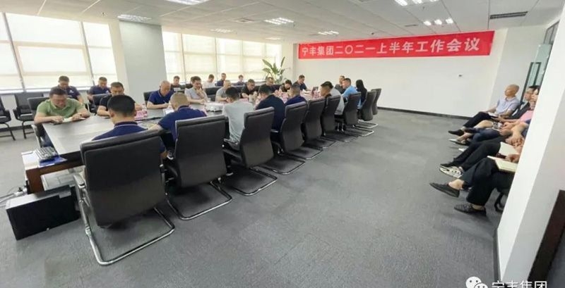 變革就是在自己頭上點(diǎn)把火，然后用棒子打滅